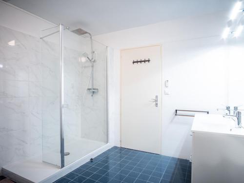 La salle de bains est pourvue d'une douche et d'un lavabo. dans l'établissement Appartement Chamonix-Mont-Blanc, 4 pièces, 10 personnes - FR-1-517-37, à Chamonix-Mont-Blanc