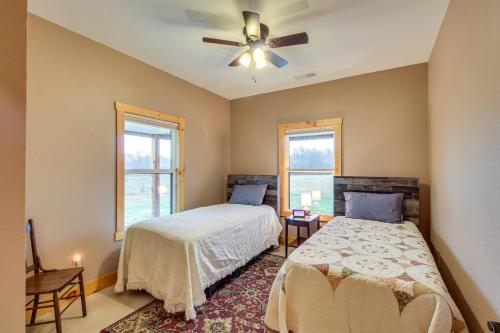 sypialnia z 2 łóżkami i wentylatorem sufitowym w obiekcie Rural Drexel Cabin on 30 Acres Unplug and Unwind! w mieście Drexel