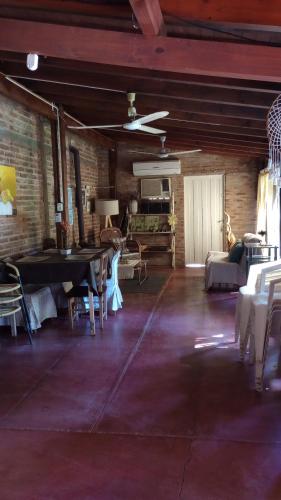 uma grande sala com uma mesa de pingue-pongue em El quincho em Las Padercitas