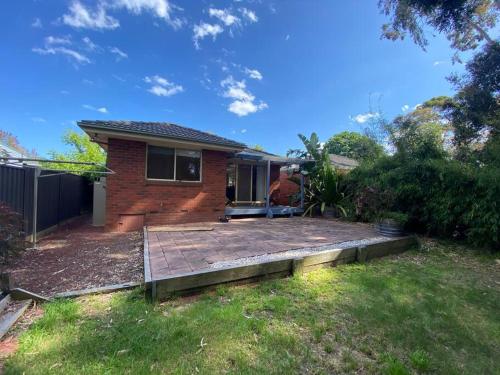 dom z dużym patio na dziedzińcu w obiekcie Beautiful 3BR Home by Dandenong Creek w mieście Bayswater