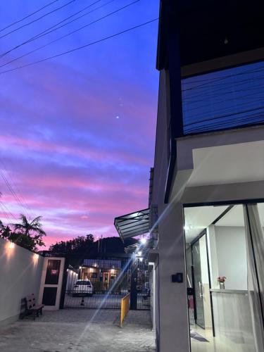 a night view of a building with the sky at Residencial Wall Paraíso in Itapema