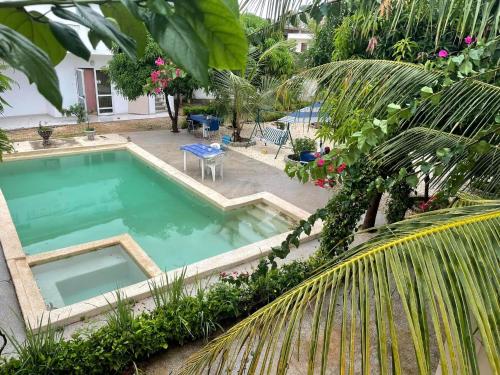 a swimming pool in the middle of a yard at Keur Madior in Ngaparou