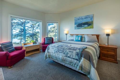 um quarto com uma cama grande e 2 cadeiras em Tyee Lodge Bed And Breakfast em Newport