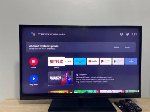 ブリンチャンにあるDelisha 2 Homestay 3R2B The Retreat Nova Kae Farmのテーブルの上に置かれた薄型テレビ