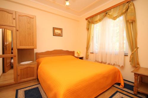 Postel nebo postele na pokoji v ubytování Apartments by the sea Kraj, Pasman - 3460