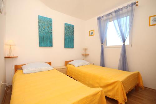 Katil atau katil-katil dalam bilik di Apartments by the sea Milna, Vis - 8944