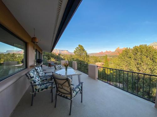 Un balcón o terraza de Open Style Home with Magnificent Views!