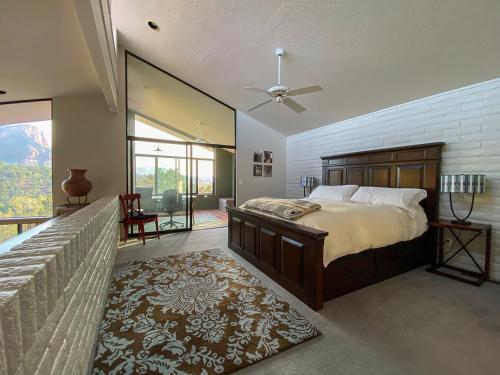 1 dormitorio con cama grande y ventana grande en Open Style Home with Magnificent Views!, en Sedona
