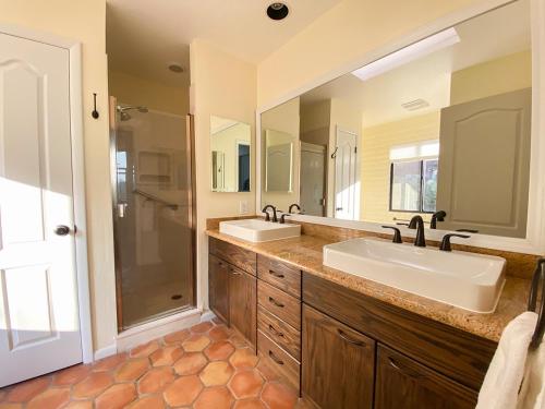 y baño con 2 lavabos y ducha. en Open Style Home with Magnificent Views!, en Sedona