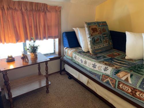 - une chambre avec un lit, une table et une fenêtre dans l'établissement Riverbend 7- Full Unit, à Red River