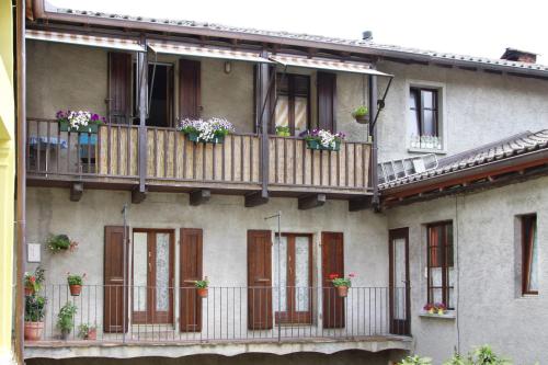 ein Gebäude mit Balkonen und Topfpflanzen darauf in der Unterkunft Ca' di Pincia in Astano