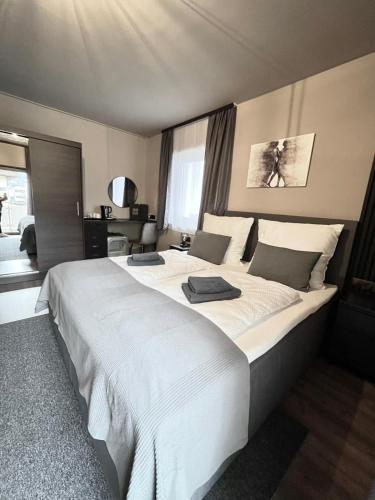 1 dormitorio con 1 cama blanca grande en una habitación en The Steakhouse - Guest Rooms, en Sankt Johann im Pongau