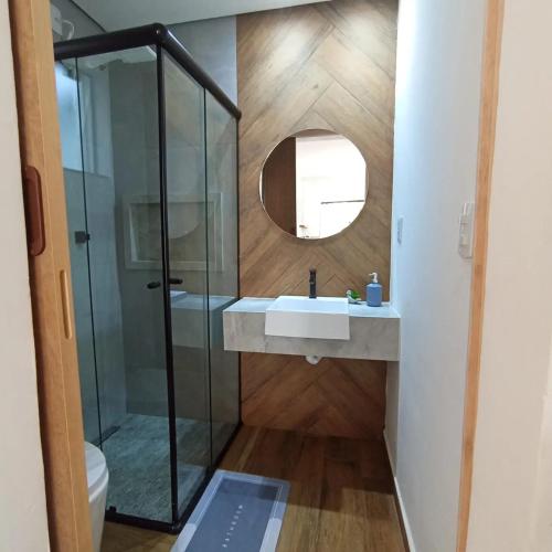 W łazience znajduje się umywalka, prysznic i lustro. w obiekcie Ap 01 apartamento Beira mar w mieście Pontal do Paraná