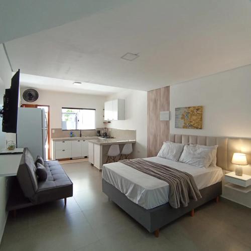 um quarto com uma cama, uma secretária e uma cozinha em Ap 01 apartamento Beira mar em Pontal do Paraná