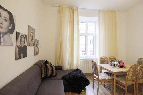 - un salon avec un canapé et une table dans l'établissement Comfortable rooms near Schönbrunn Palace, à Vienne