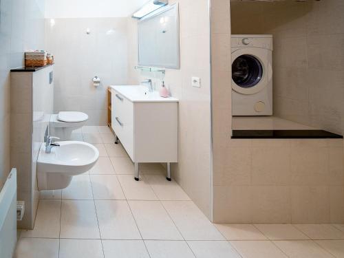 ein Badezimmer mit einer Waschmaschine, einer Waschmaschine und einem Trockner in der Unterkunft Holiday house with a parking space Mravince, Split - 19827 in Solin