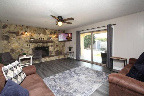 sala de estar con sofá y chimenea en Entire Citrus House in Fresno, en Fresno