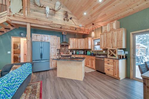 Η κουζίνα ή μικρή κουζίνα στο Custom Kasilof Cabin on 40 Private Acres