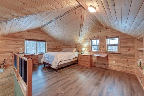 Ένα ή περισσότερα κρεβάτια σε δωμάτιο στο Custom Kasilof Cabin on 40 Private Acres