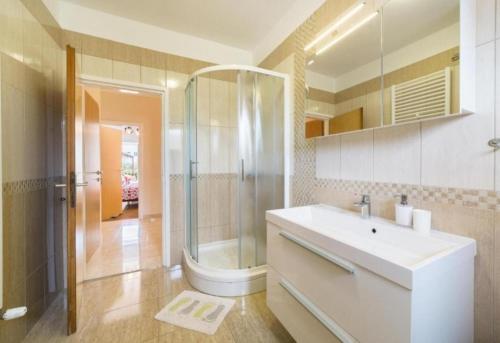 Apartments with parking space Vodice - 21743