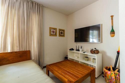 蘇包馬的住宿－Casa pé na areia no Tree Bies，一间卧室配有一张床和一台平面电视