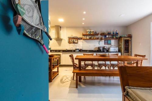 a dining room and kitchen with a table and chairs at Casa pé na areia no Tree Bies in Subaúma