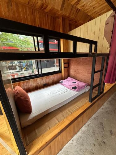 Litera en habitación pequeña con cama en Honey moon hostel, en Ban Khlong Mae Nam