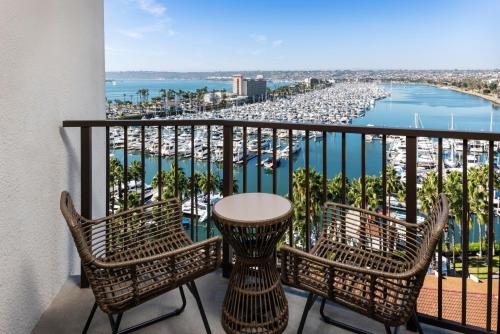 einen Balkon mit Stühlen und Blick auf den Yachthafen in der Unterkunft Sheraton San Diego Hotel & Marina in San Diego