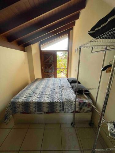 a bedroom with a bunk bed and a window at B12 Casa em Maresias condomínio a 50 metros da praia in Maresias