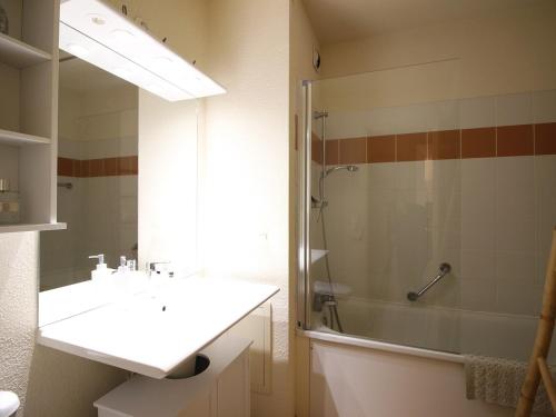 La salle de bains est pourvue d'un lavabo et d'une douche. dans l'établissement Appartement La Bourboule, 2 pièces, 5 personnes - FR-1-608-56, à La Bourboule