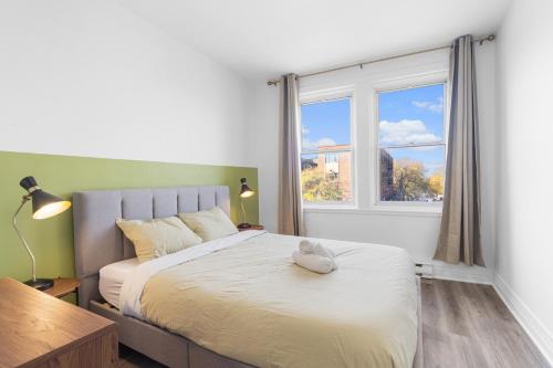 Postel nebo postele na pokoji v ubytování Modern and cozy 4 bedrooms sleep 12
