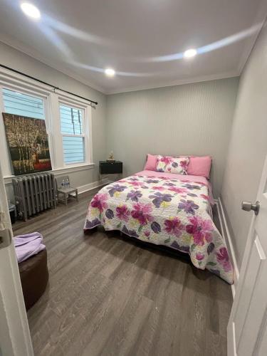 ein Schlafzimmer mit einem Bett mit einer Bettdecke darauf in der Unterkunft SUITE DREAMs BLOOMFIELD 36 in Bloomfield