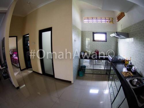 a large room with a kitchen and a hallway at Omah Awan at Desa Wisata Petik Jeruk Selorejo in Sengon
