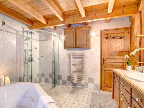 Das Bad ist mit einer Badewanne und einer Glasdusche ausgestattet. in der Unterkunft Chalet Morzine, 8 pièces, 14 personnes - FR-1-627-5 in Morzine