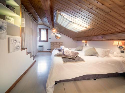 een slaapkamer met een groot bed en een houten plafond bij Appartement Morzine, 4 pièces, 6 personnes - FR-1-627-31 in Morzine