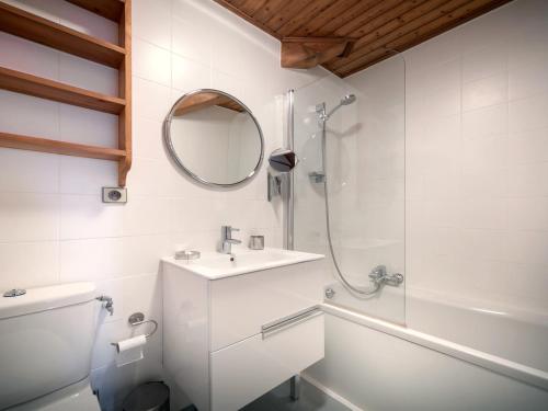 een witte badkamer met een wastafel en een douche bij Appartement Morzine, 4 pièces, 6 personnes - FR-1-627-31 in Morzine