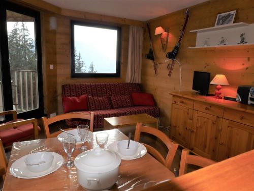 une salle à manger avec une table et un canapé dans l'établissement Appartement rénové 5 pers, 2P avec WIFI - Avoriaz - FR-1-633-22, à Avoriaz