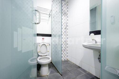 uma casa de banho com um WC e um lavatório em Hotel Capital Cikokol RedPartner em Kebonnanas