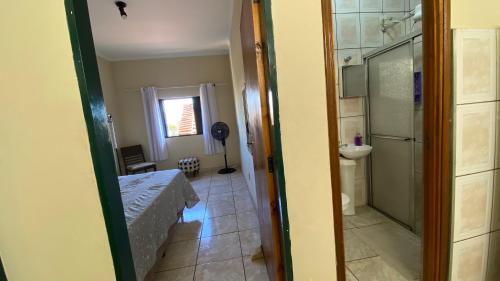 Ένα μπάνιο στο Ap com terraço, 2 quartos, wi-fi, próximo ao centro da cidade