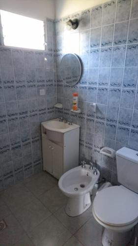 La salle de bains est pourvue de toilettes et d'un lavabo. dans l'établissement CASA PARA DESCANSAR, à Mar del Tuyú