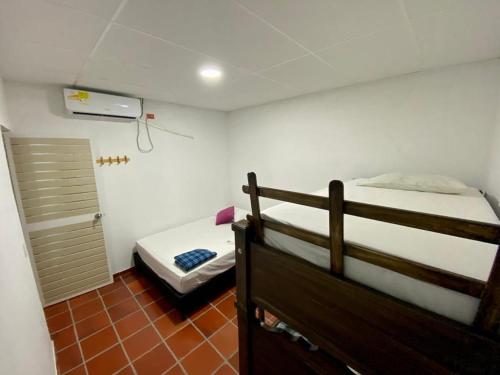アグアチカにあるApartaestudio Villa Mary-Aguachicaのベッドルーム1室(二段ベッド2台、クローゼット付)