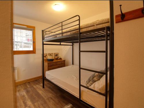 a bedroom with two bunk beds and a desk at Appartement Morillon 1100, 3 pièces, 7 personnes - FR-1-642-1 in Morillon