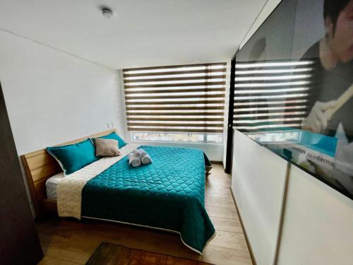 波哥大的住宿－Loft Central Zona Universitaria，一间小卧室,配有一张蓝色床单