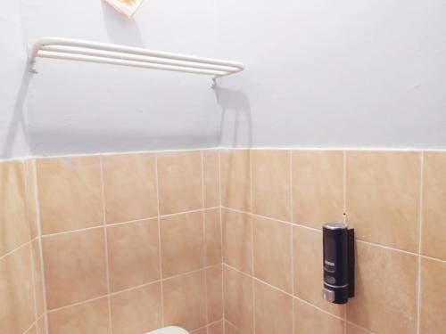 La salle de bains est pourvue d'une douche et d'un distributeur de savon noir. dans l'établissement RedDoorz at DeAmartaLoka Colomadu Solo, à Colomadu