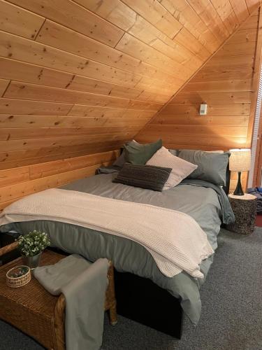 Tempat tidur dalam kamar di The Loft at Nature's Getaway Mountain Resort