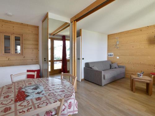 - une chambre avec un lit et un canapé dans l'établissement Studio Belle Plagne, 1 pièce, 4 personnes - FR-1-181-2681, à La Plagne Tarentaise