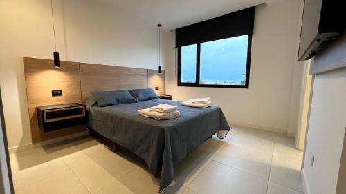 1 dormitorio con 1 cama con 2 toallas en Remanso de Mar en Mar del Plata