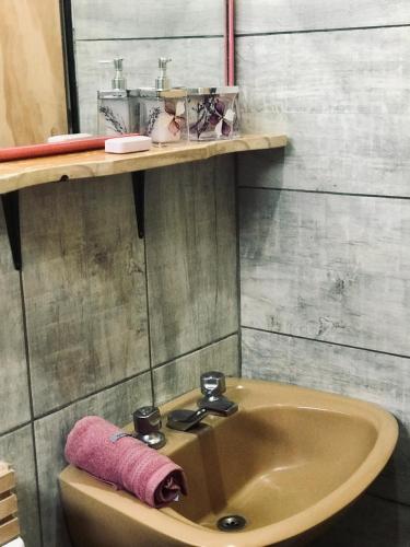 baño con lavabo y toalla rosa en El CAMPITO, en Cruz de Caña