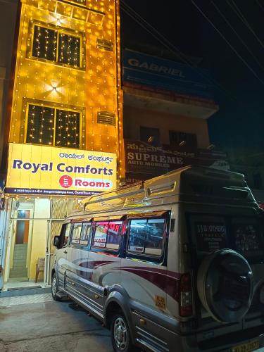 un furgone parcheggiato di fronte a un edificio di notte di Royal Comforts a Mysore