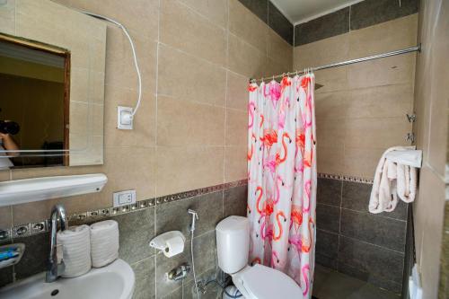 Ein Badezimmer in der Unterkunft Bella Casa Pyramids Inn